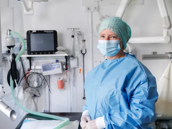 Dyrlæge i operationsstuen hos Dyreklinikken Centrum